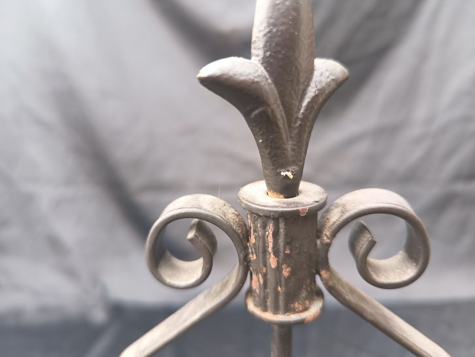 Stalowy lampion ze śladami użytkowania