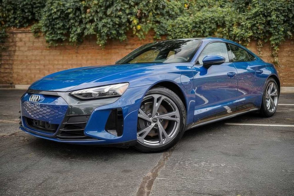 Audi e-tron GT      2023