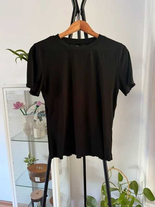 Czarny t-shirt basic falowane rękawy z wiskozą
