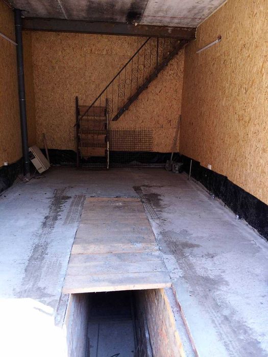 Продам 2- поверховий гараж на Героїв Крут