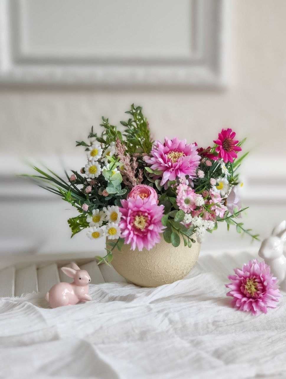 Яскрава весняна квіткова композиція, декор для дому