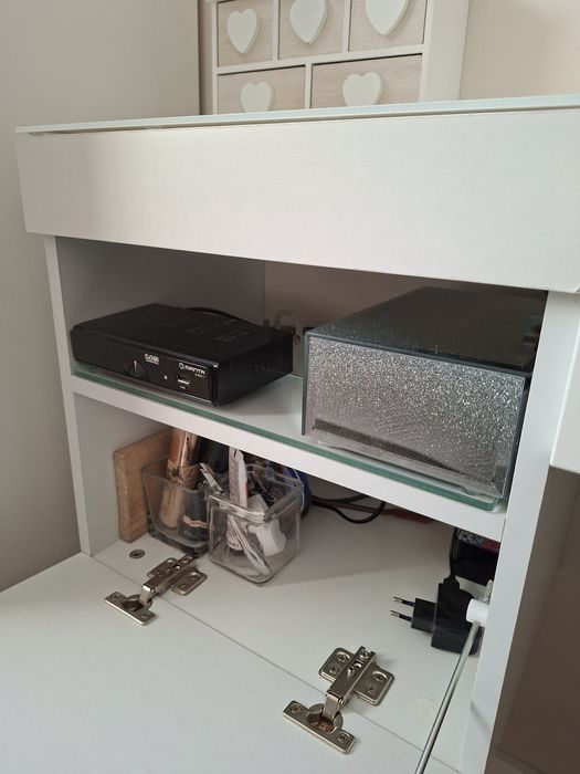 Szafka podwieszana z podświetleniem,oraz białą szybą zabezpieczającą