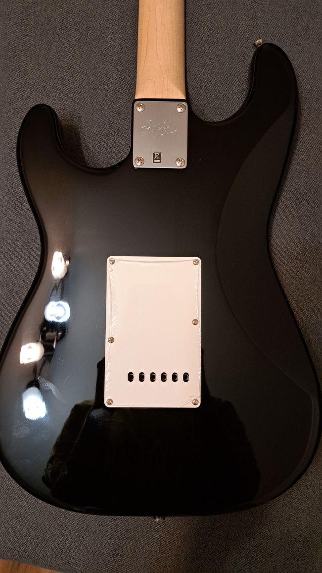 Gitara Squier Affinity z pokrowcem