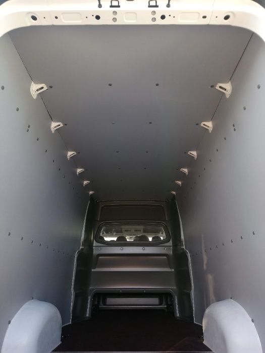 VW Crafter L5H3 Lekka zabudowa paki w samochodzie dostawczym