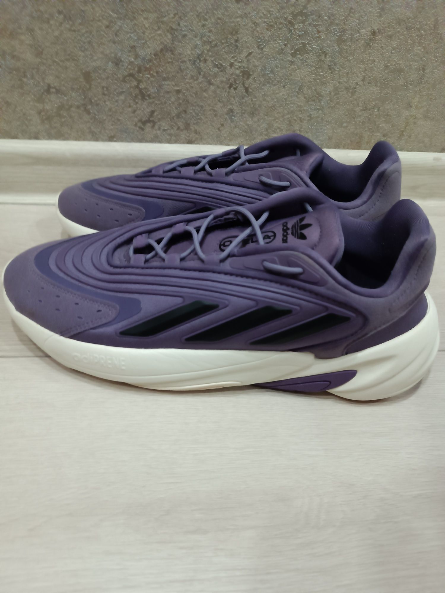 Женские кроссовки Adidas Ozelia размер US10