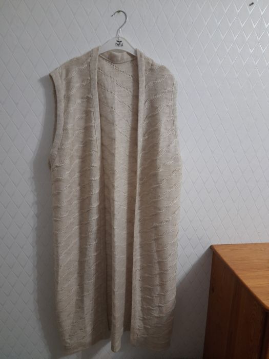 Długi damski beżowy sweter