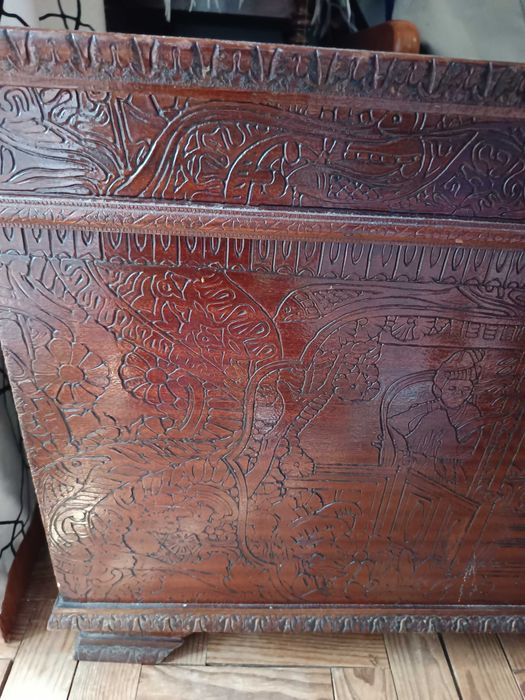 Arca de madeira castanha com gravuras