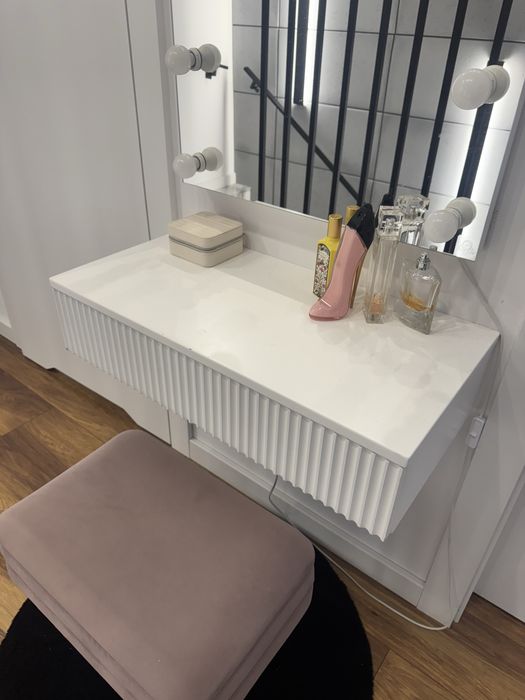 Biala ryflowana toaletka /konsola