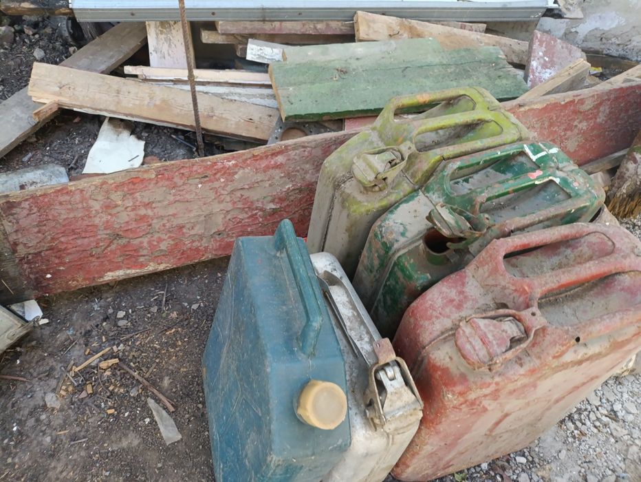 Канистры большие и мал