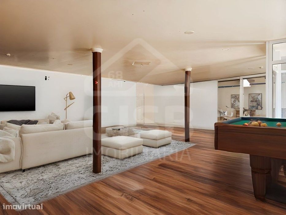 Prédio de dois pisos no centro de Benavente