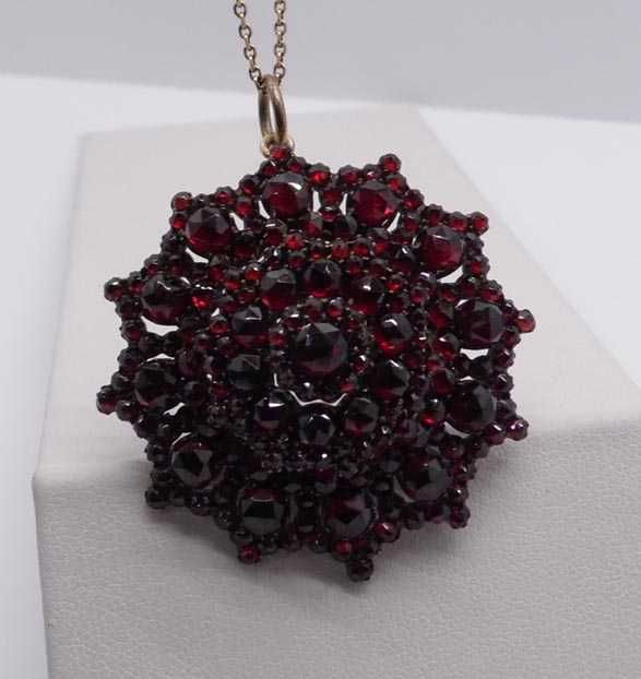 XIX w. broszo wisior z granatami granaty rozety.