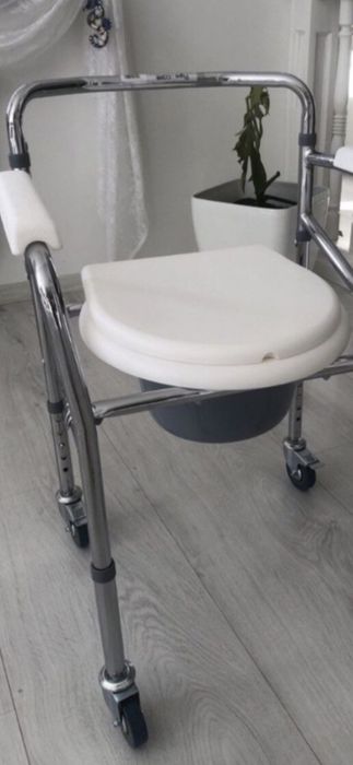 Стілець туалетний для інвалідів на коліщатах
