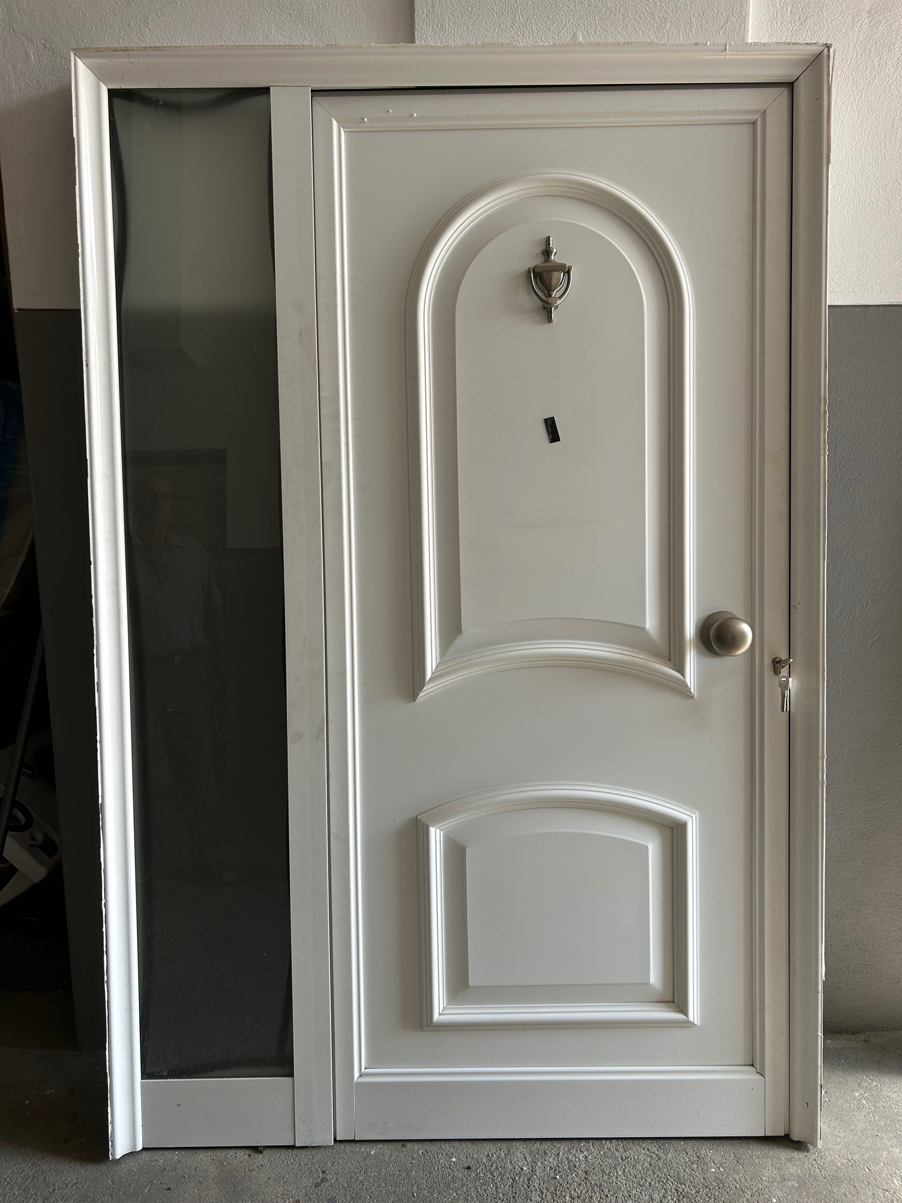 Porta de entrada com vitral como nova