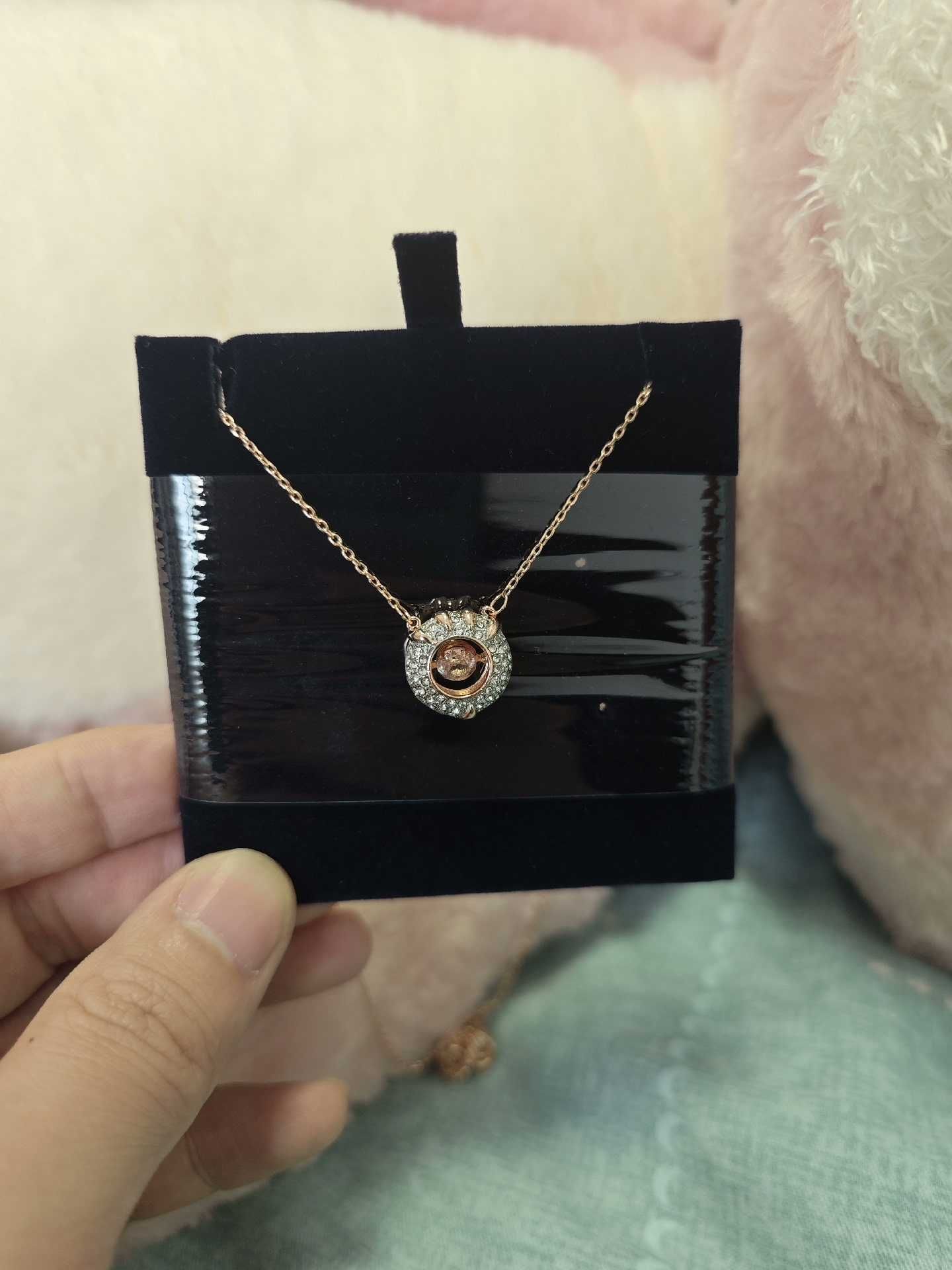 Zupełnie nowy, nieotwierany naszyjnik Swarovski