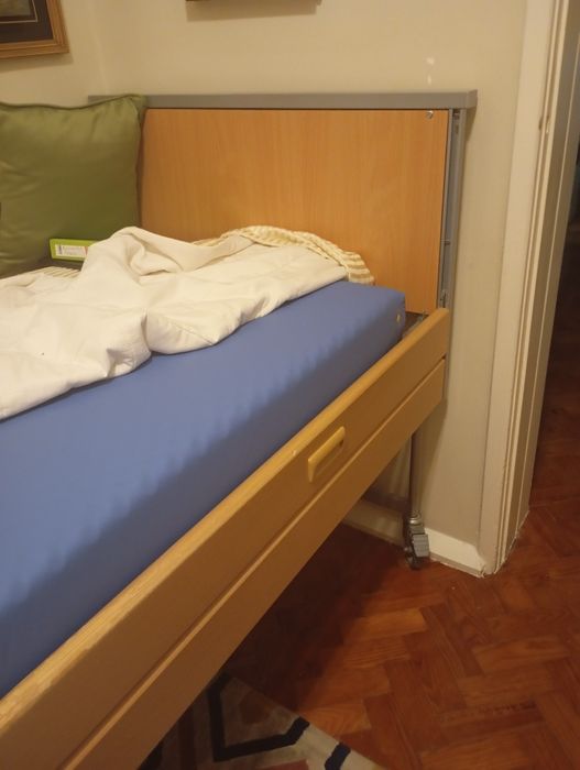 Cama articulada elétrica com colchão anti escaras como nova
