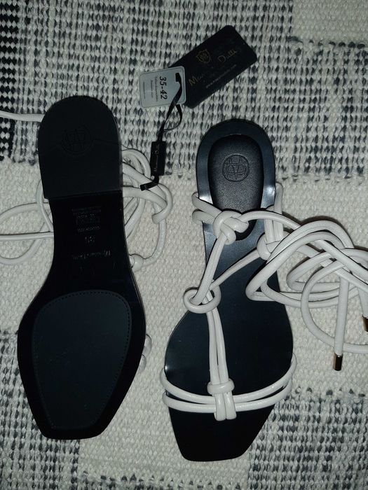 Sandálias na cor cru todas em pele
Massimo Dutti_Novas