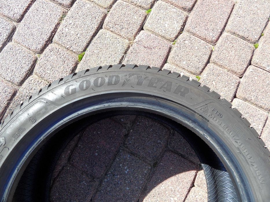 Opona Pojedyncza Całoroczna 225/45 R17  Goodyear