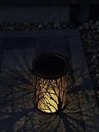 Elegancka lampka solarna led z motywem cienia gałęzi 
Absolutna nowość