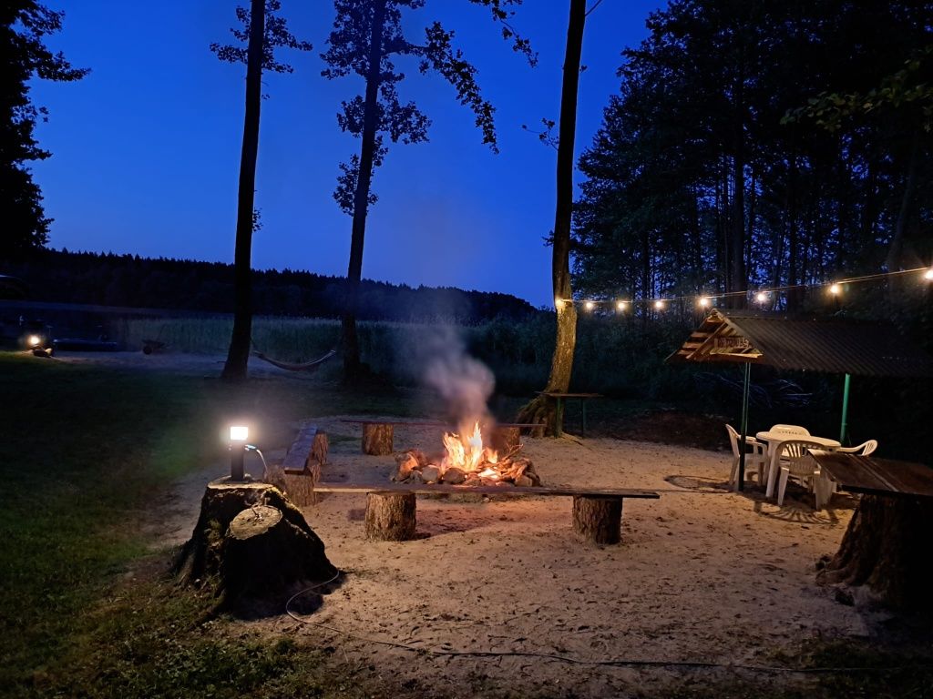 Domek w lesie nad jeziorem Czytaj Opis