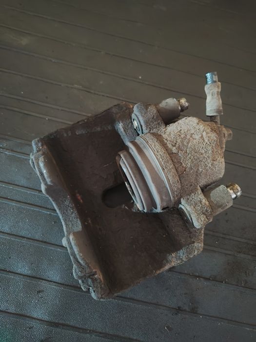 Zacisk hamulcowy przód lewy golf 5 Touran passat b6