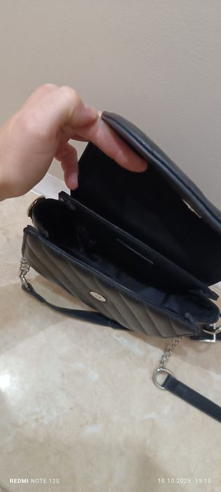 Mała czarna torebka firmy Reserved