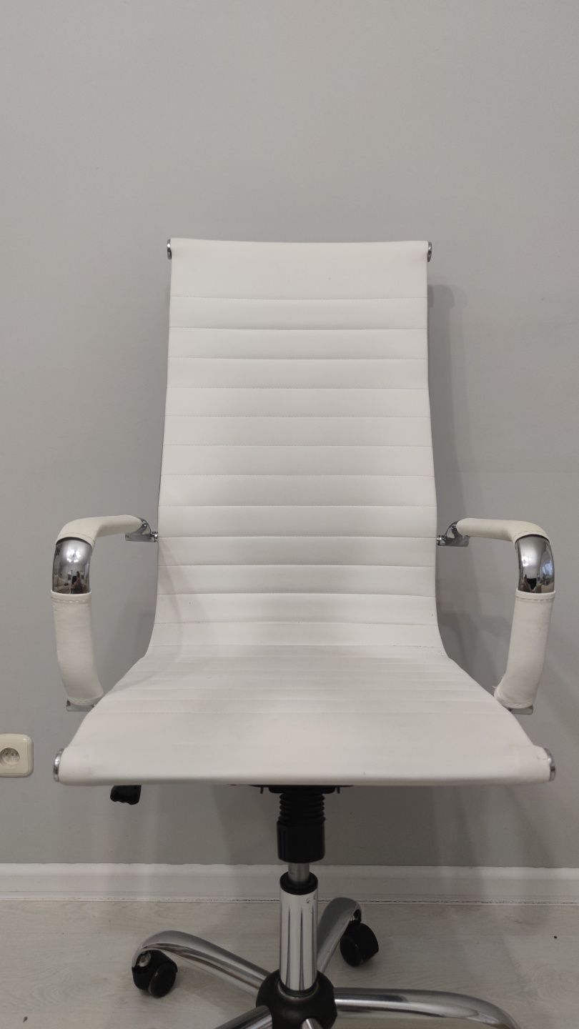 Fotel biurowy - biały moder nowoczesny