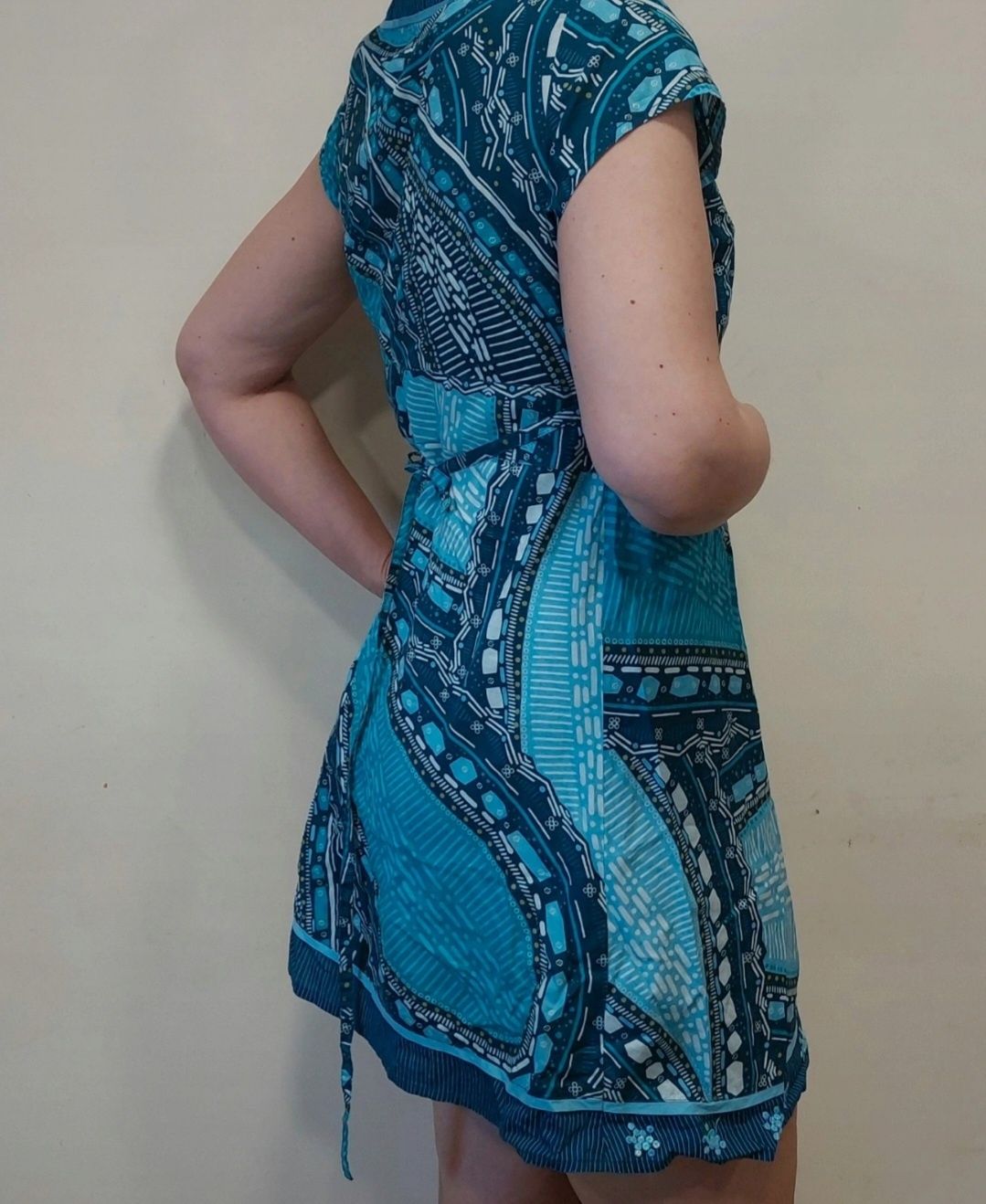 Niebieska wzorzysta kopertowa tunika / sukienka Be Beau - M