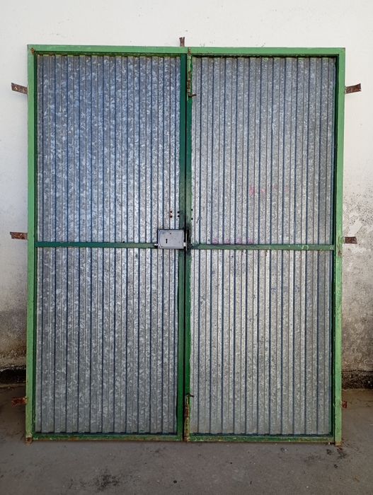 Portão em ferro forrado a chapa