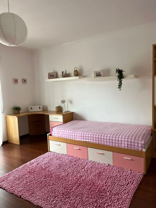 Mobília de quarto solteiro em cor natural, branco e rosa em bom estado
