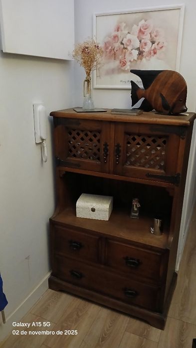 Móvel de madeira rústico com ferragens como fechos e dobradiças