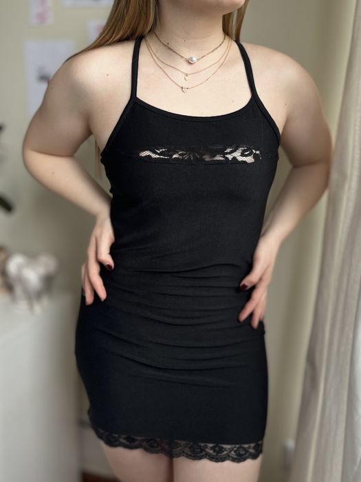 Elastyczna prążkowana mini sukienka z koronką