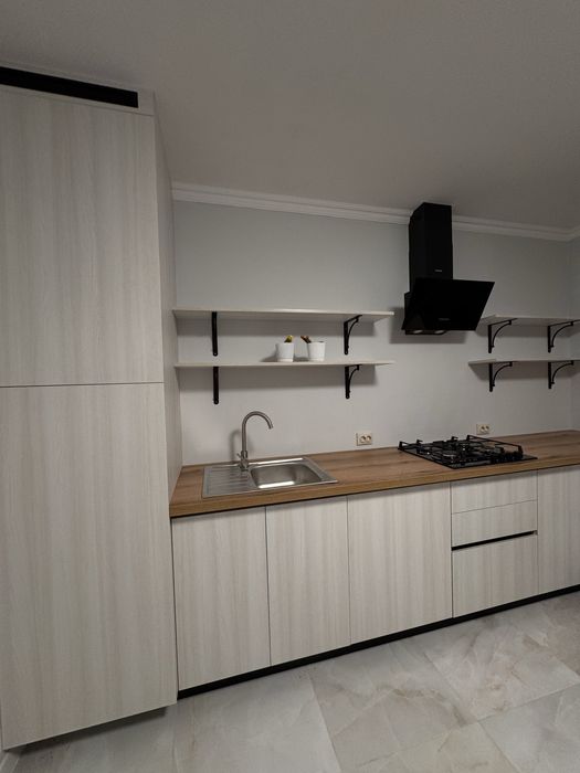 Продається просторий, новий будинок. Поруч р-ку Краснодонців