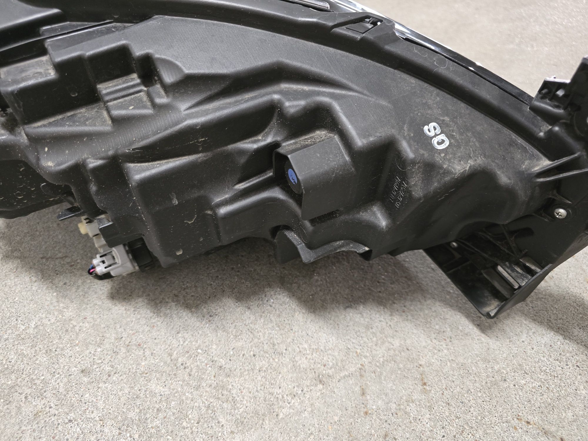 Reflektor przedni LEWY  adaptive driving beam Mazda 6 GL USZKODZONY