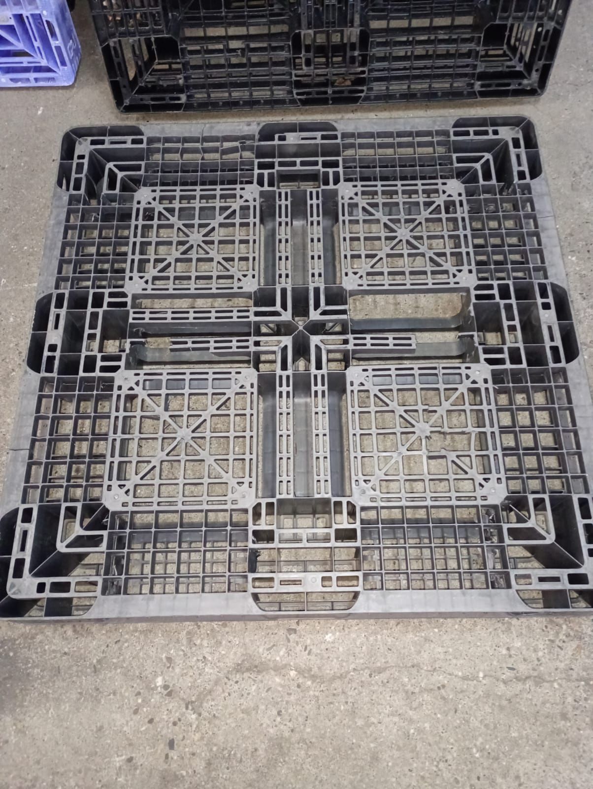 palety plastikowe 110x110 wys 120mm