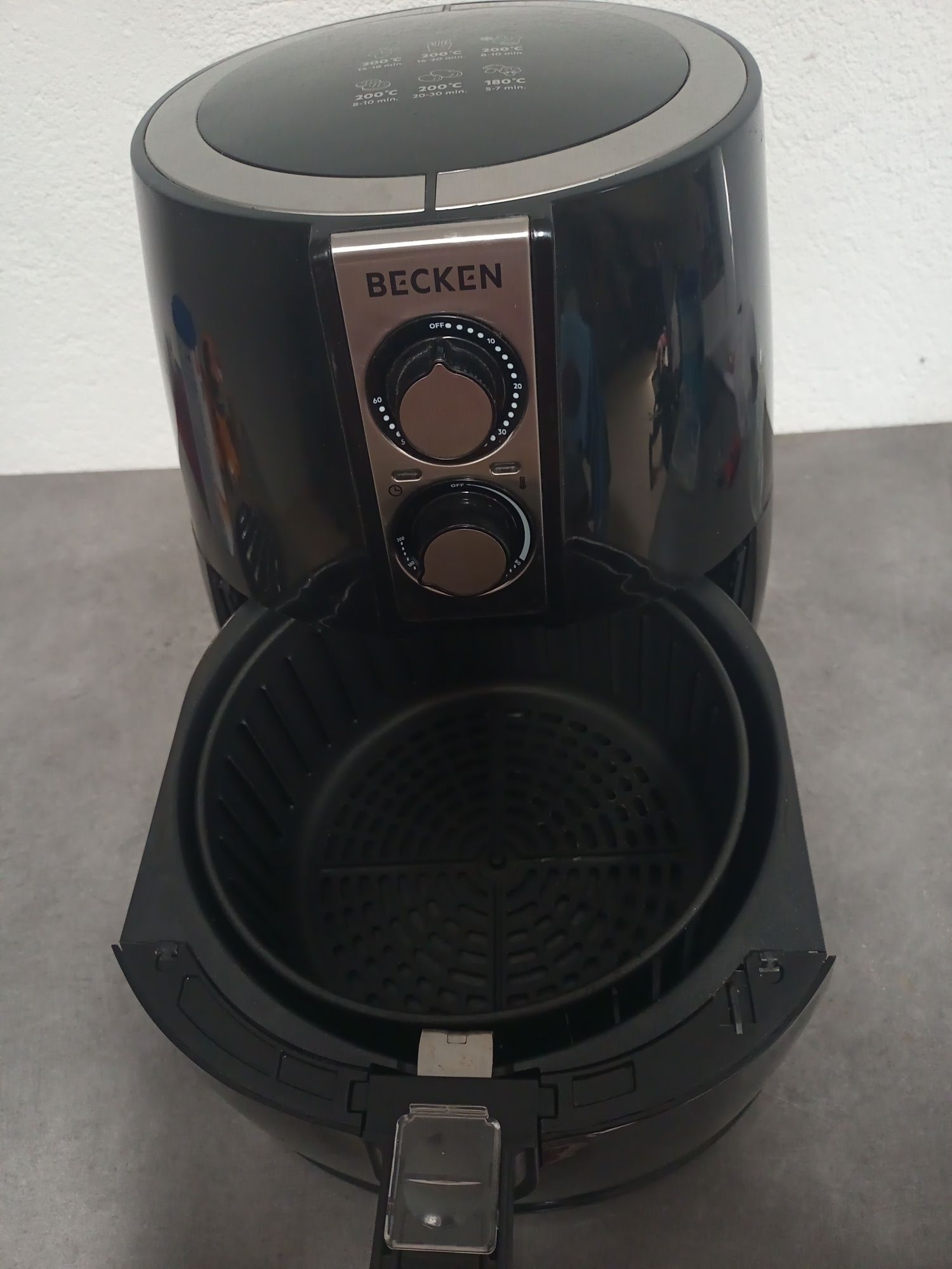 Panela elétrica com caixa