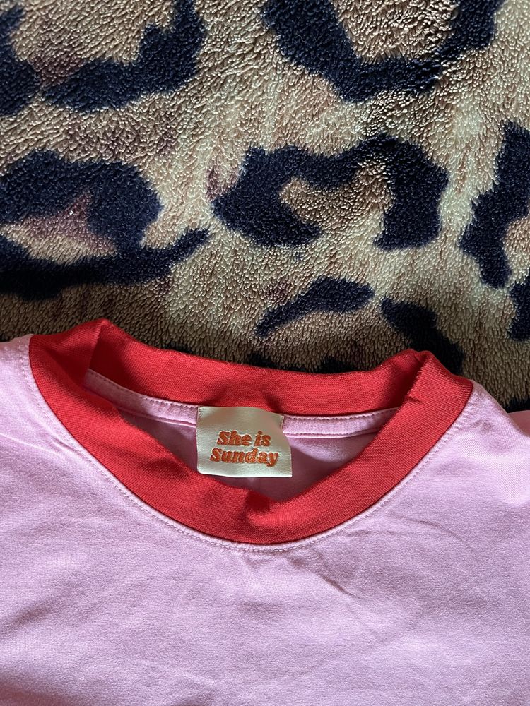 T-shirt SIS She is sunday Ciao regular różowy welurowy napis