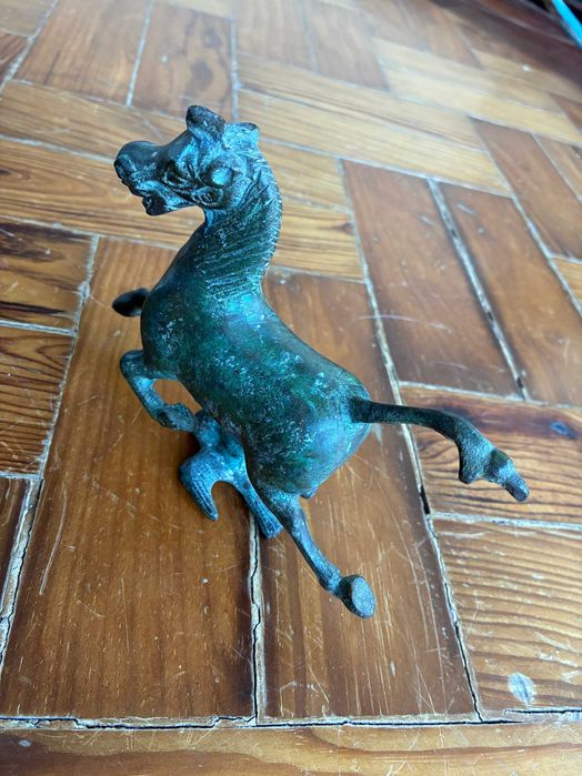 Cavalo sobre pomba em bronze