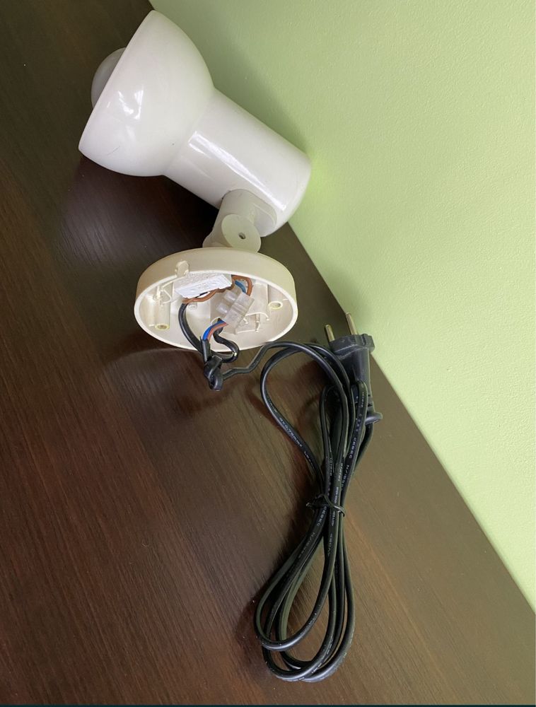 Biała lampa ścienna z żarówką LED