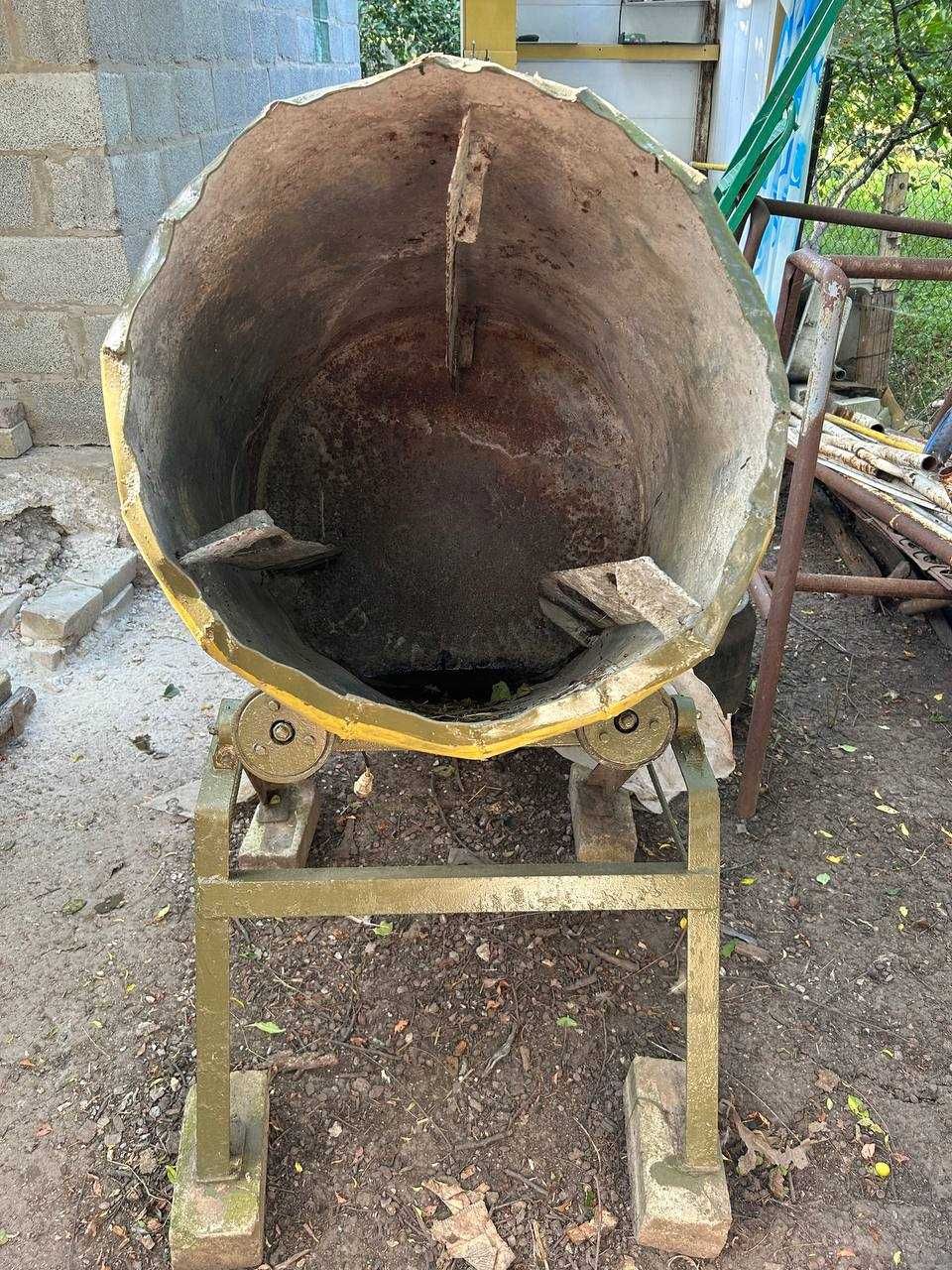 Бетономешалка и ёмкость(корыто) к ней