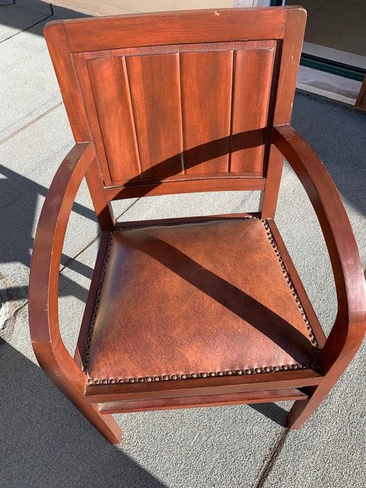 Cadeira em madeira maciça. 50€