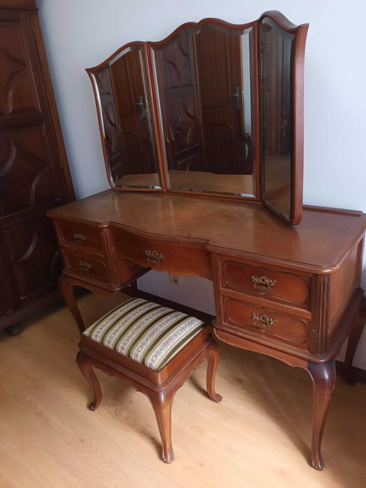 Penteadeira/ toucador estilo Queen Anne.