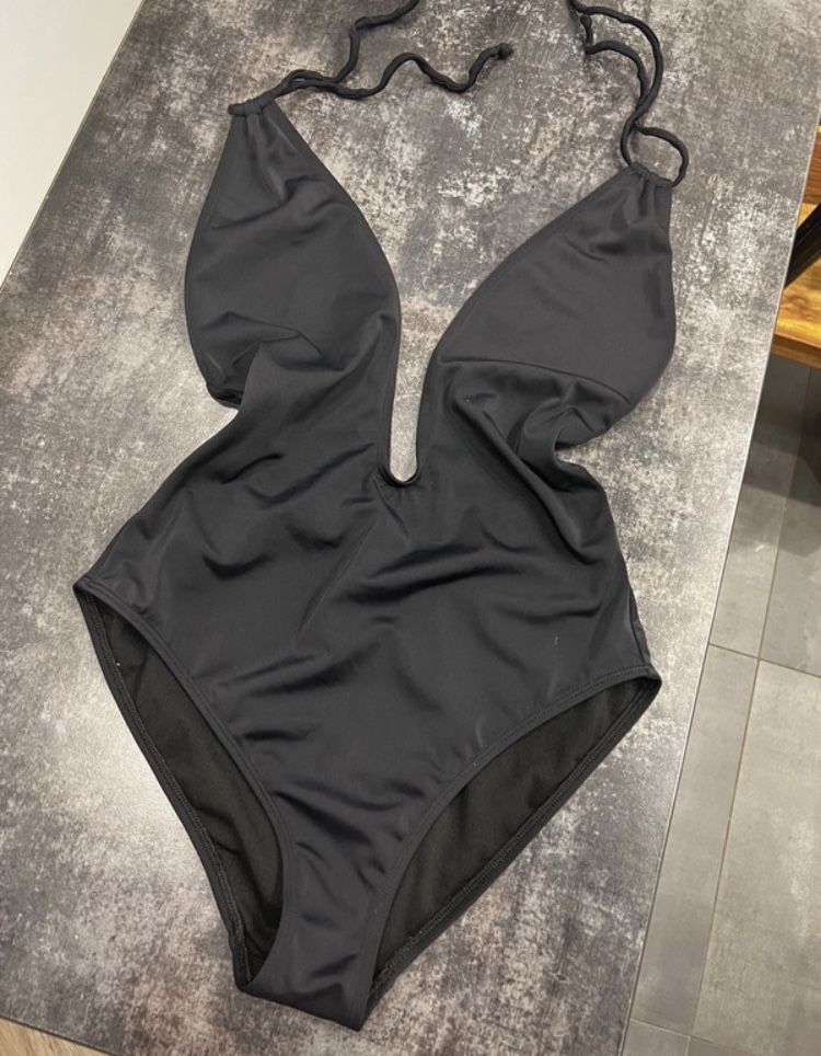 Czarny jednoczęściowy kostium strój kąpielowy plażowy