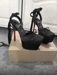 Ekskluzywne szpilki Christian Louboutin – model z czerwoną podeszwą