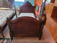 Cama muito antiga com estrado e colchão - Muito bom esta