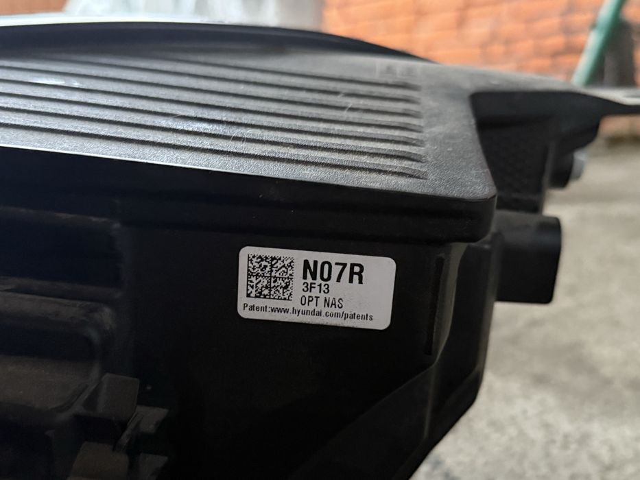 Права фара Ionik 5 2023 рік