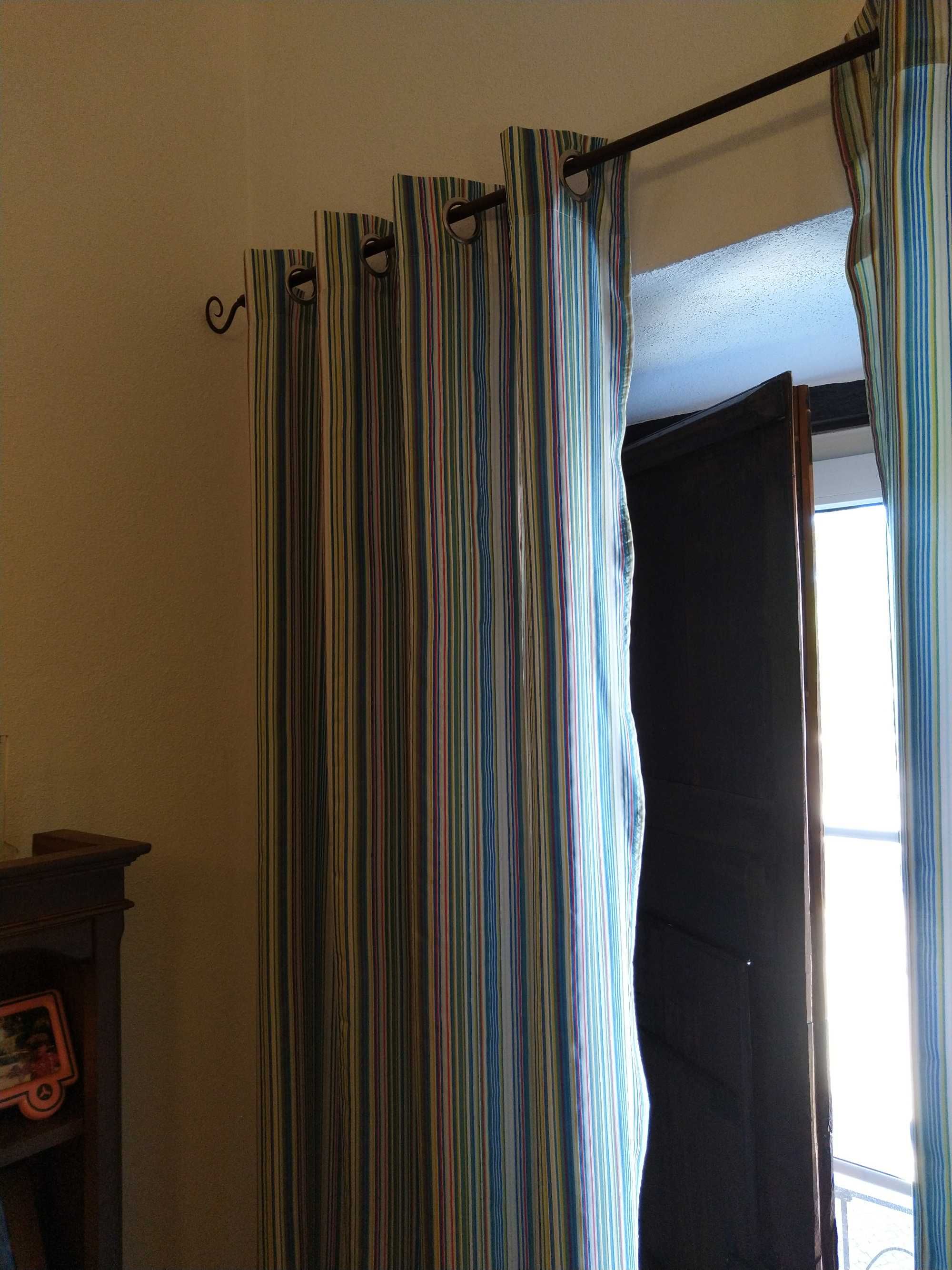 Conjunto de Cortinados às Riscas Coloridas