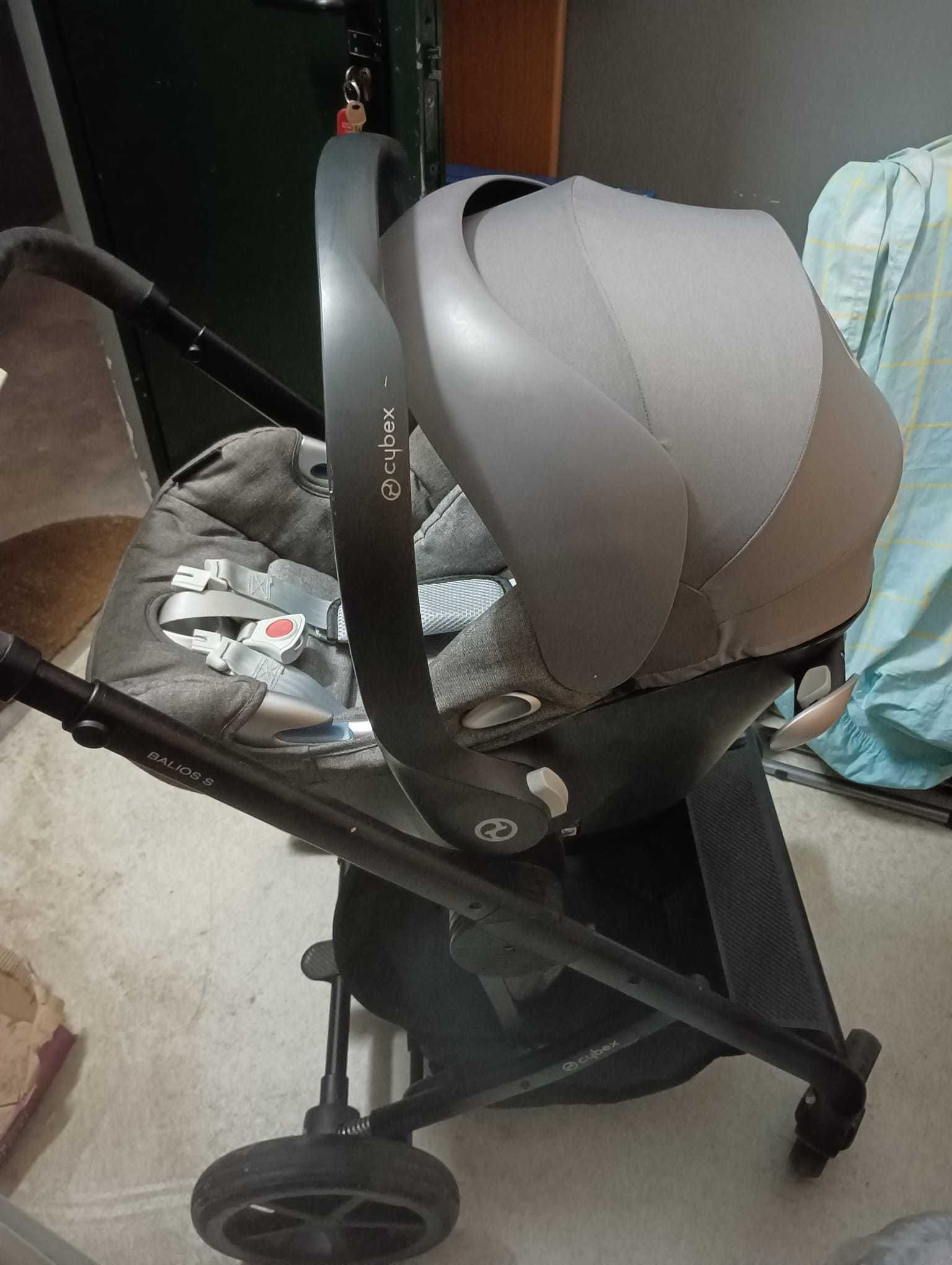 Carrinho, babycoque e adaptadores CYBEX e Alcofa com colchão da Chicco