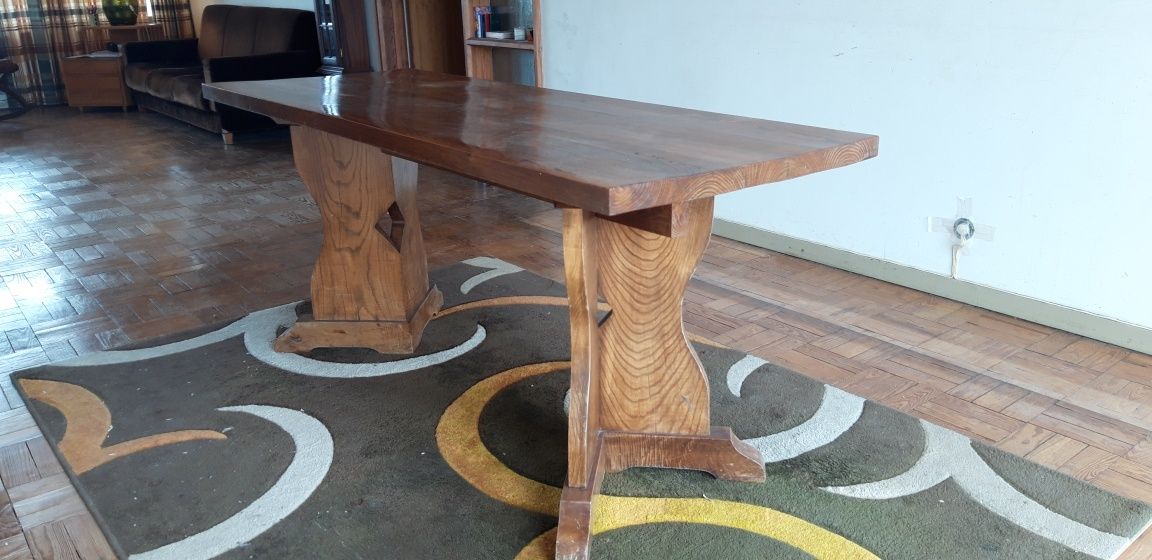 Mesa em madeira maciça