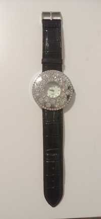 Zegarek srebrny na czarnym pasku