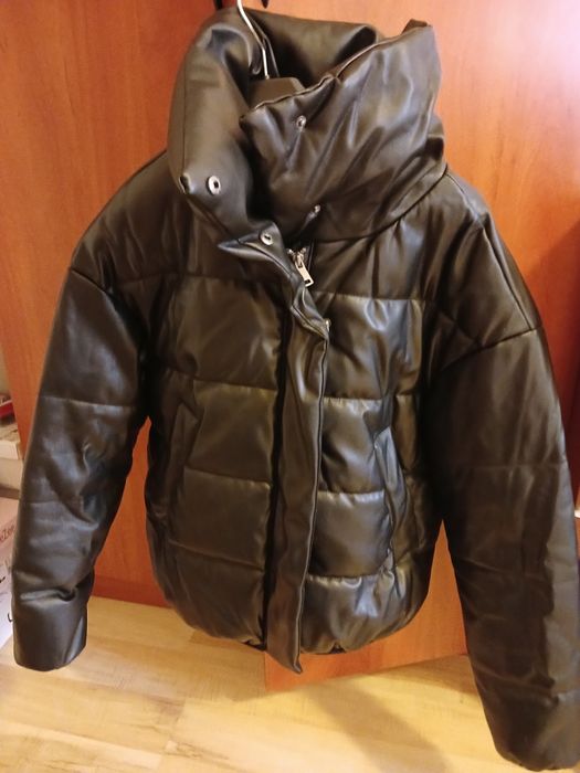 kurtka damska w czarnym kolorze, wykonana z eko skóry